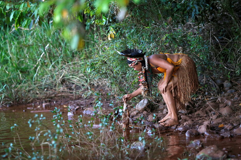 Imagens mostram sofrimento de tribo indígena após rutura de barragem no Brasil