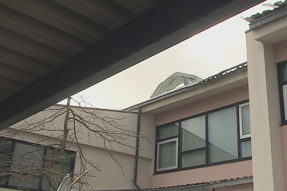 Telhado caído na Escola Secundária Doutor Manuel Gomes de Almeida, em Espinho