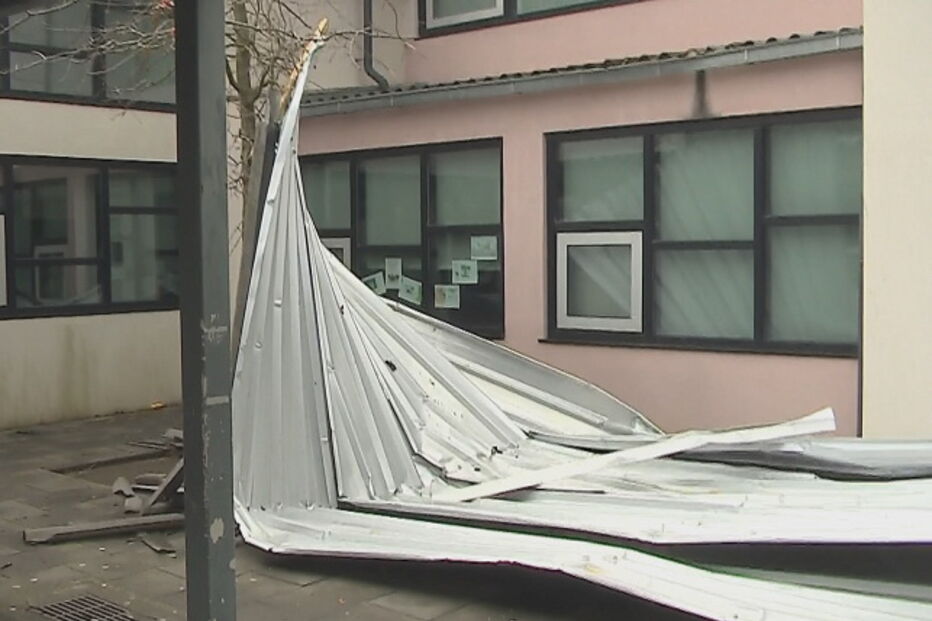 Telhado caído na Escola Secundária Doutor Manuel Gomes de Almeida, em Espinho