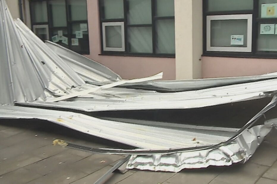 Telhado caído na Escola Secundária Doutor Manuel Gomes de Almeida, em Espinho
