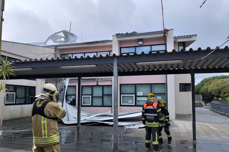 Telhado caído na Escola Secundária Doutor Manuel Gomes de Almeida, em Espinho