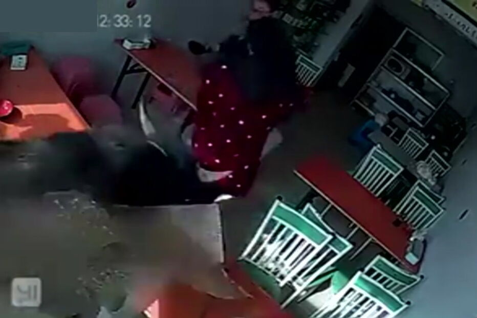Mulher perseguida por búfalo em restaurante chinês