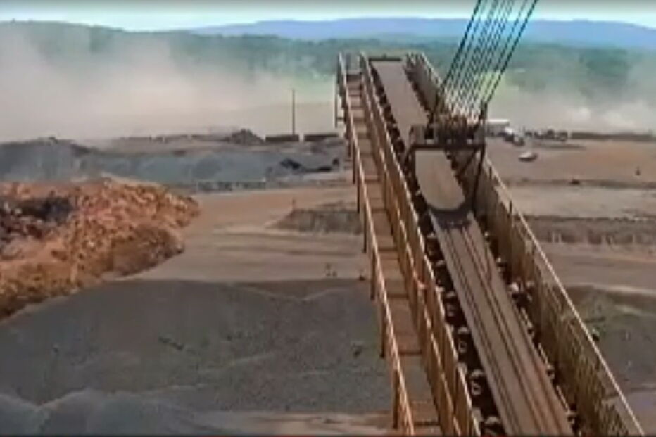 O momento em que a torrente de água e lama se escapada das barragens da mina de Brumadinho