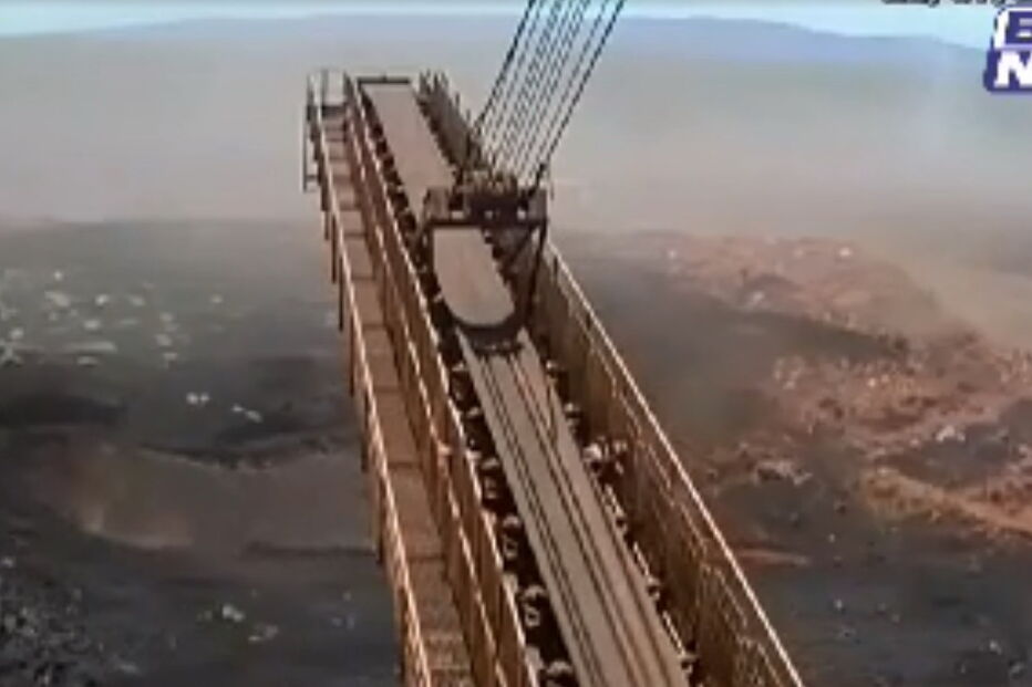 O momento em que a torrente de água e lama se escapada das barragens da mina de Brumadinho