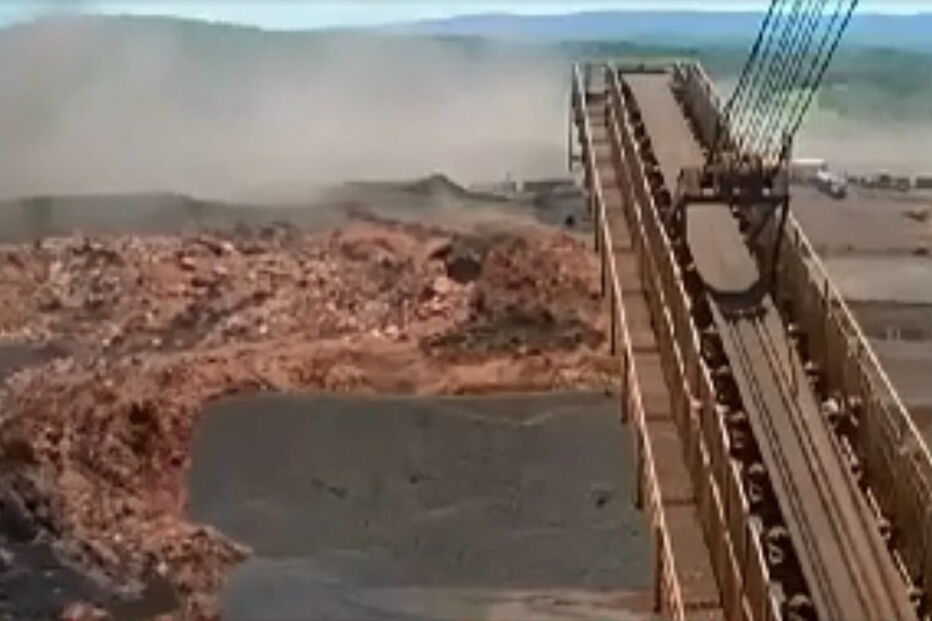 O momento em que a torrente de água e lama se escapada das barragens da mina de Brumadinho