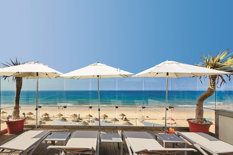 A vista privilegiada para a ria formosa e para a marina é enaltecida pelo rooftop inovador, que conta ainda com uma piscina.