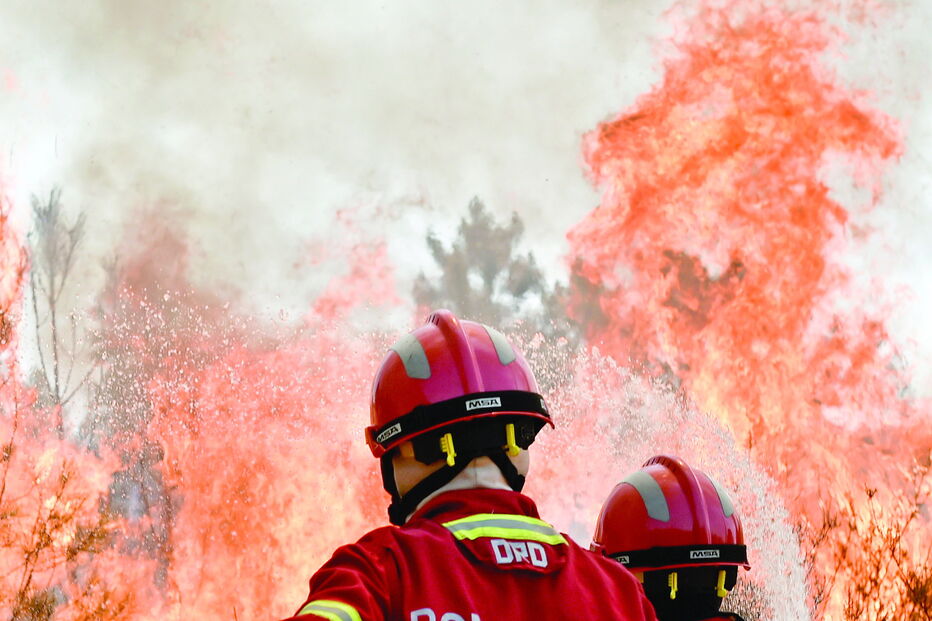 Bombeiros a combater um incêndio