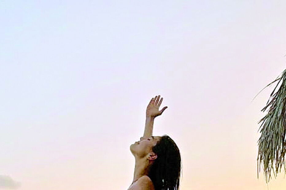 Atriz tem deliciado os fãs com fotografias em biquíni, onde o seu corpo escultural ganha destaque 