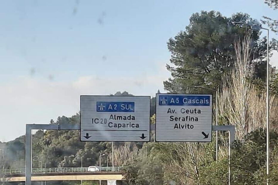 Carro despista-se e capota no acesso ao tabuleiro da Ponte 25 de Abril em Lisboa