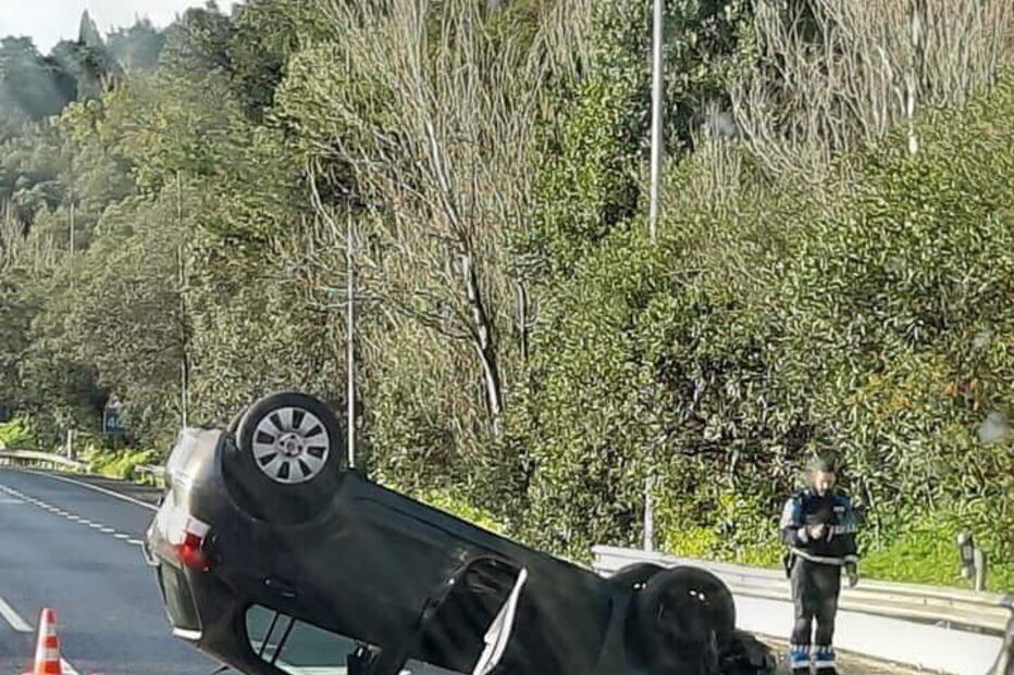 Carro despista-se e capota no acesso ao tabuleiro da Ponte 25 de Abril em Lisboa