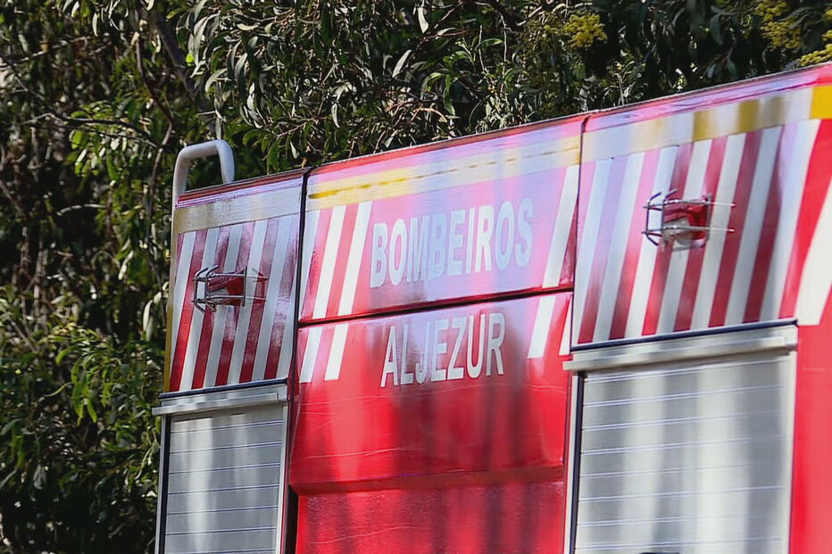 Chamas consomem torre eólica em Aljezur