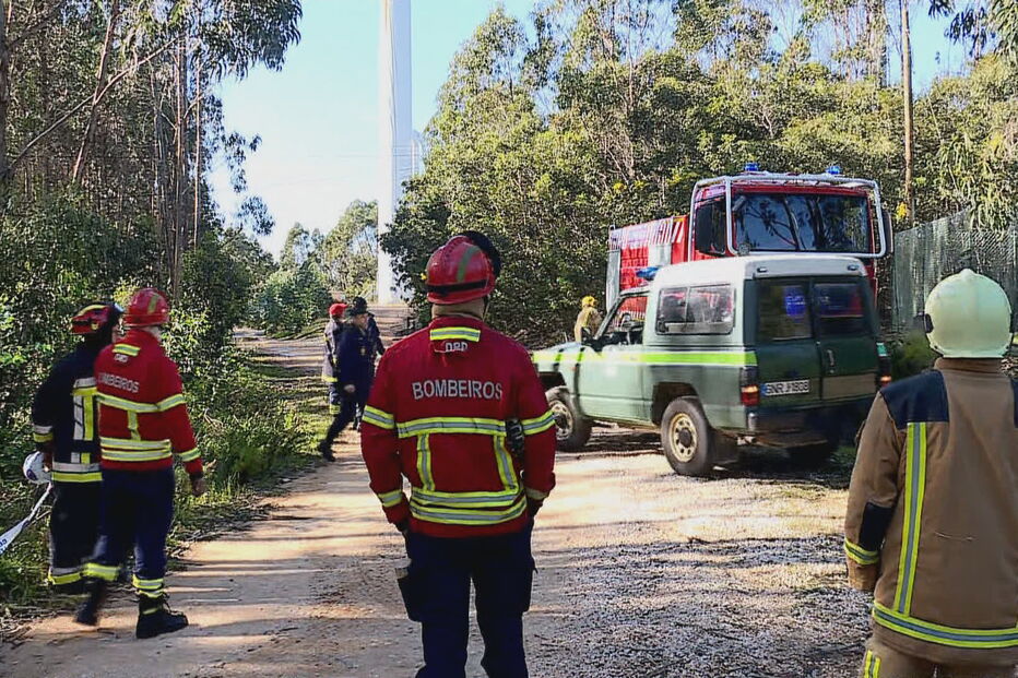Chamas consomem torre eólica em Aljezur
