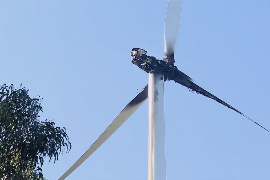 Chamas consomem torre eólica em Aljezur