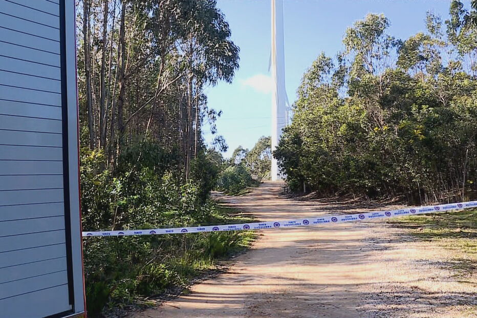 Chamas consomem torre eólica em Aljezur
