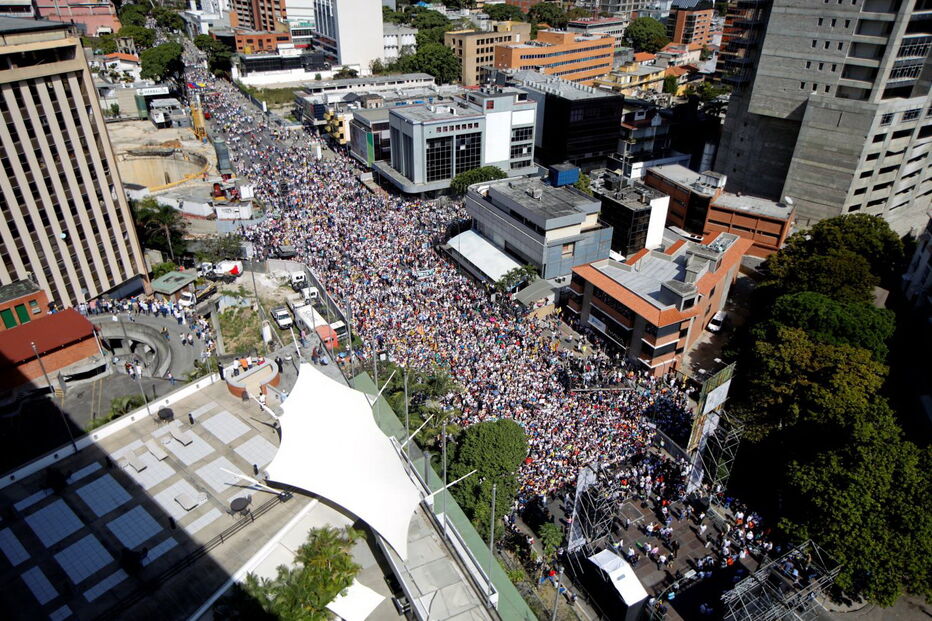 Ruas da Venezuela enchem-se de manifestantes pró e contra Maduro