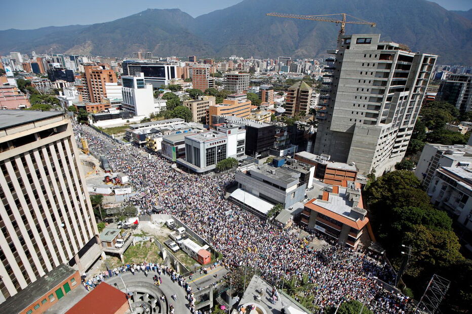 Ruas da Venezuela enchem-se de manifestantes pró e contra Maduro