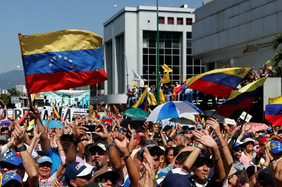 Ruas da Venezuela enchem-se de manifestantes pró e contra Maduro