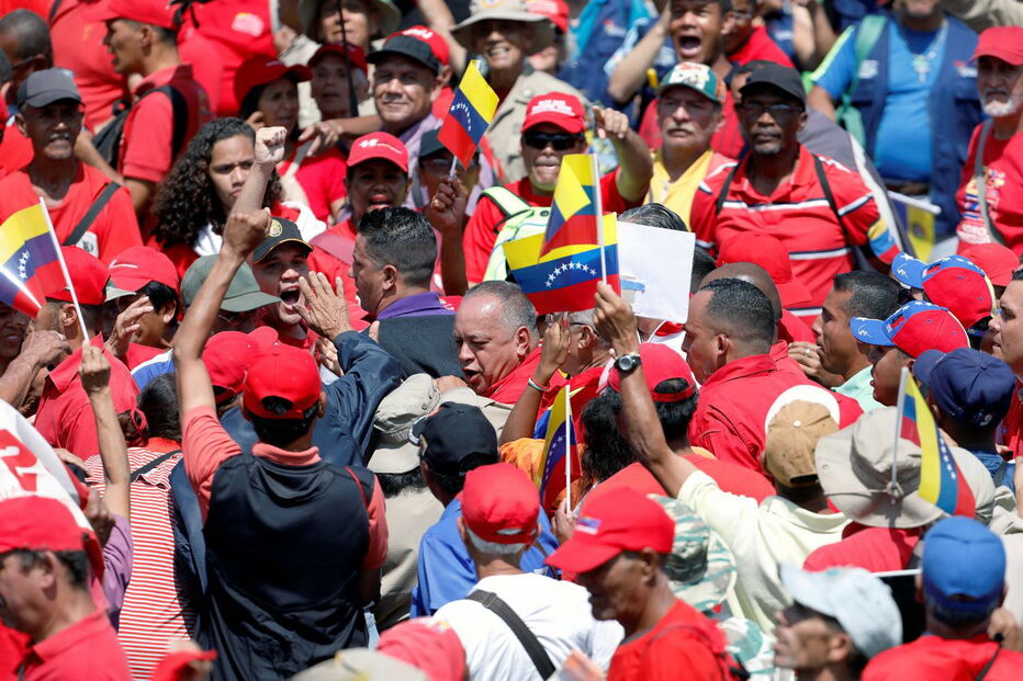 Ruas da Venezuela enchem-se de manifestantes pró e contra Maduro