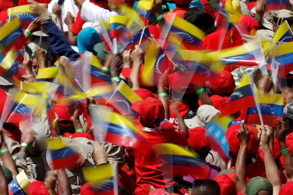 Ruas da Venezuela enchem-se de manifestantes pró e contra Maduro