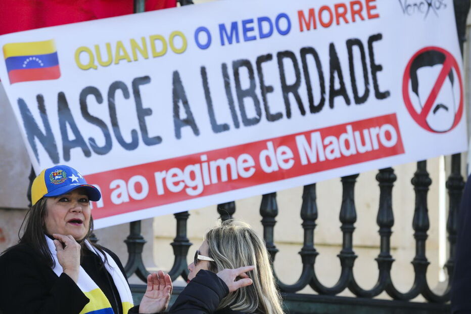 Centenas exigiram no Rossio, em Aveiro, o fim do poder de Maduro