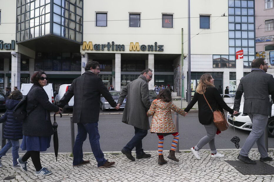Dezenas de pessoas em cordão humano contra obras no Martim Moniz