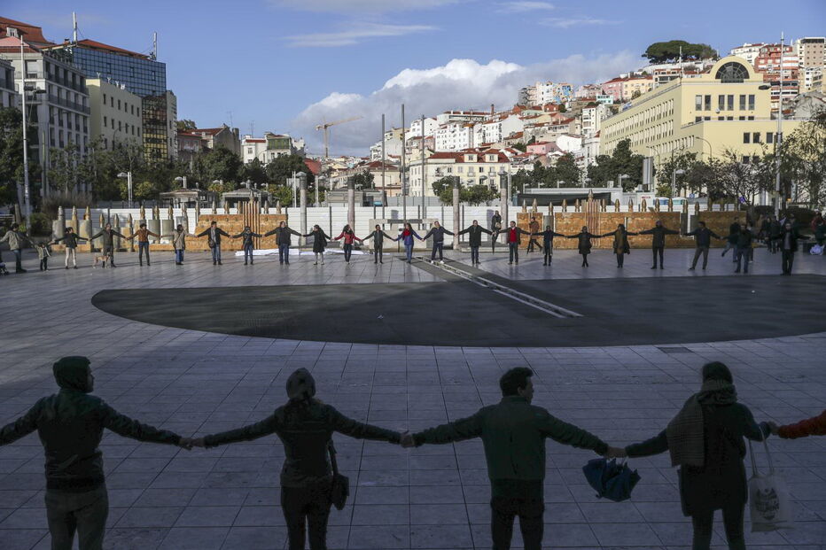 Dezenas de pessoas em cordão humano contra obras no Martim Moniz