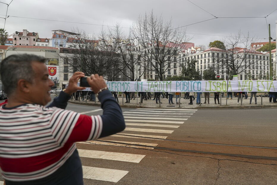 Dezenas de pessoas em cordão humano contra obras no Martim Moniz
