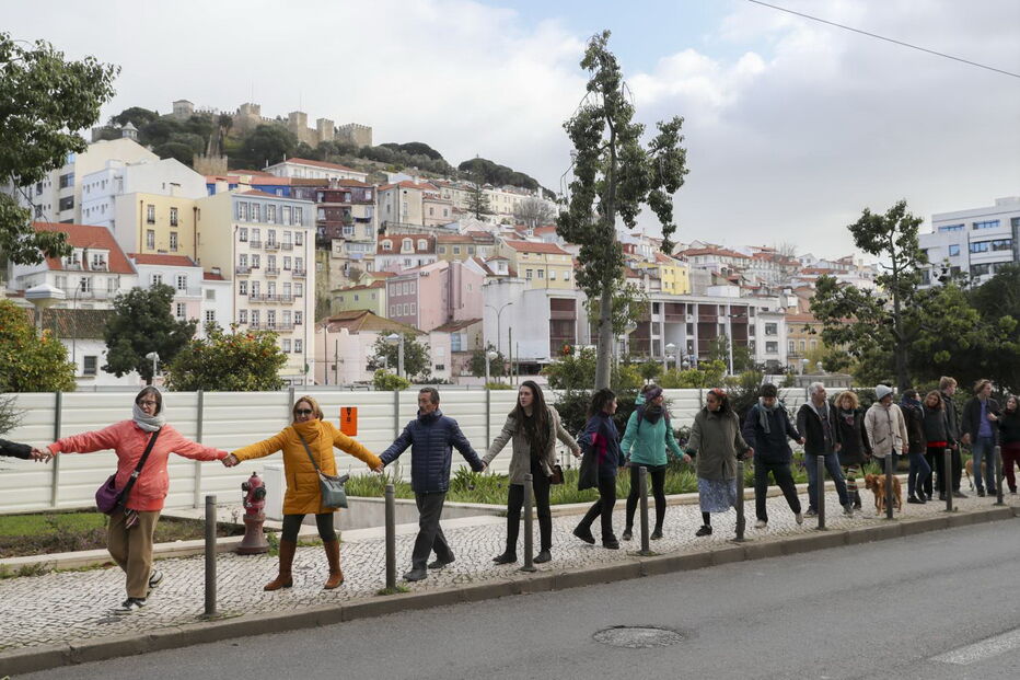 Dezenas de pessoas em cordão humano contra obras no Martim Moniz