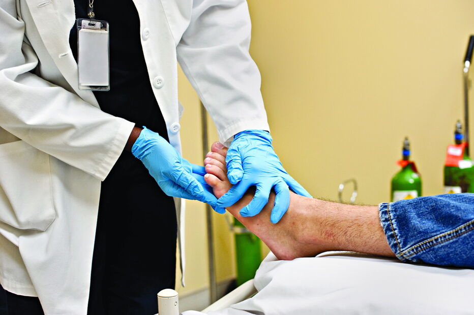 A única forma definitiva de tratar  os joanetes é a intervenção cirúrgica  