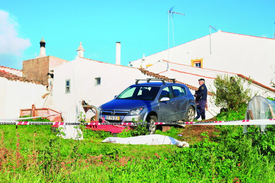 Viatura desgovernada atropelou idoso e só terá parado depois de embater numa alfaia agrícola   
