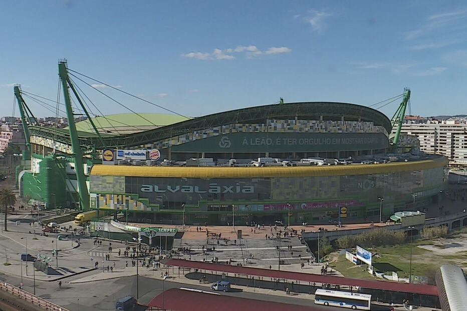 Adeptos do Benfica e do Sporting começam a chegar a Alvalade em dia de dérbi
