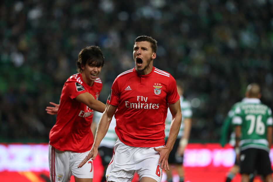 Rúben Dias festeja o terceiro golo dos encarnados em Alvalade