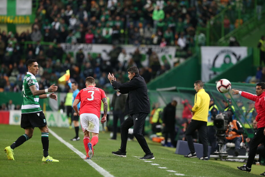 Bruno Lage aplaude a equipa do Benfica 