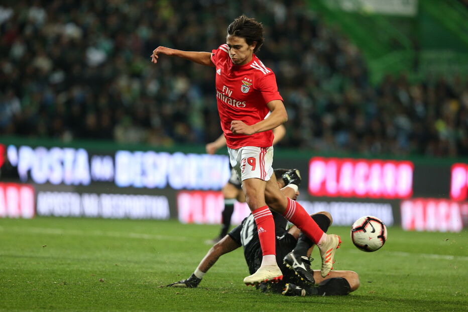 Renan comete grande penalidade sobre João Félix