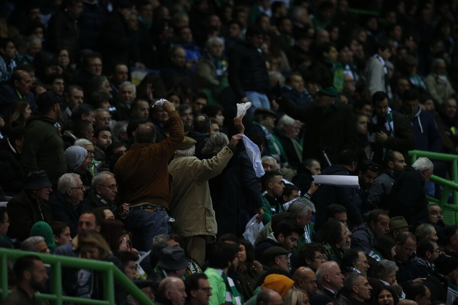 Lenços brancos em Alvalade no dérbi contra o Benfica
