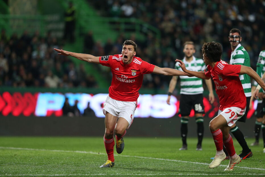 Rúben Dias festeja o terceiro golo dos encarnados em Alvalade