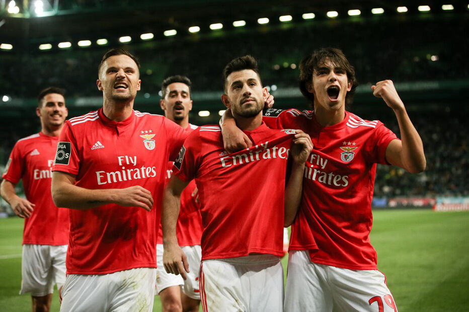 Jogadores do Benfica festejam golo na vitória no dérbi frente ao Sporting