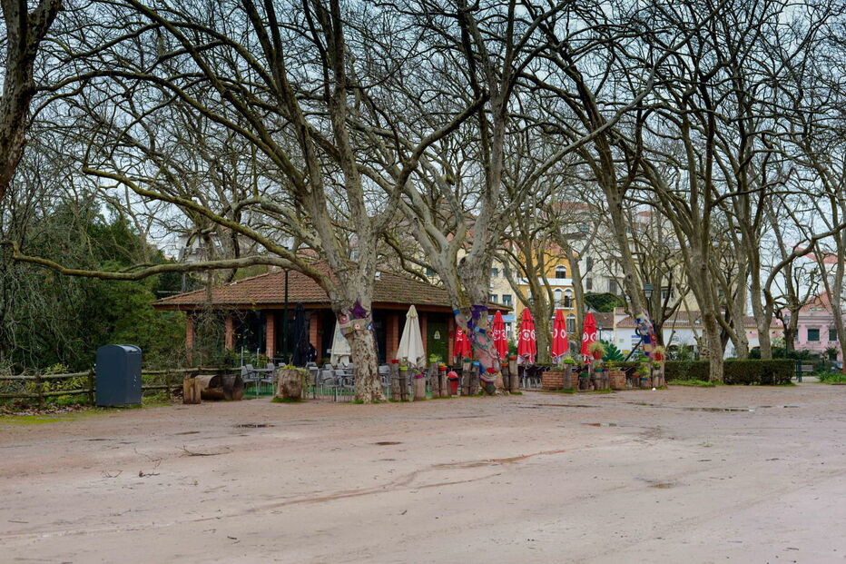 Café assaltado fica localizado num parque que está fechado durante a noite 