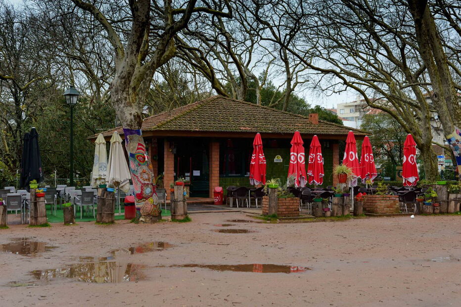 Café assaltado fica localizado num parque que está fechado durante a noite 