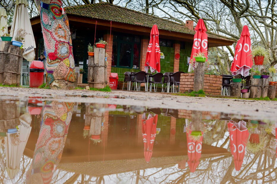 Café assaltado fica localizado num parque que está fechado durante a noite 