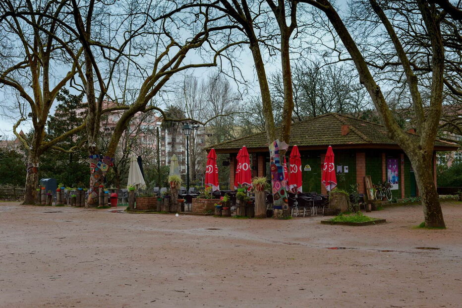 Café assaltado fica localizado num parque que está fechado durante a noite 