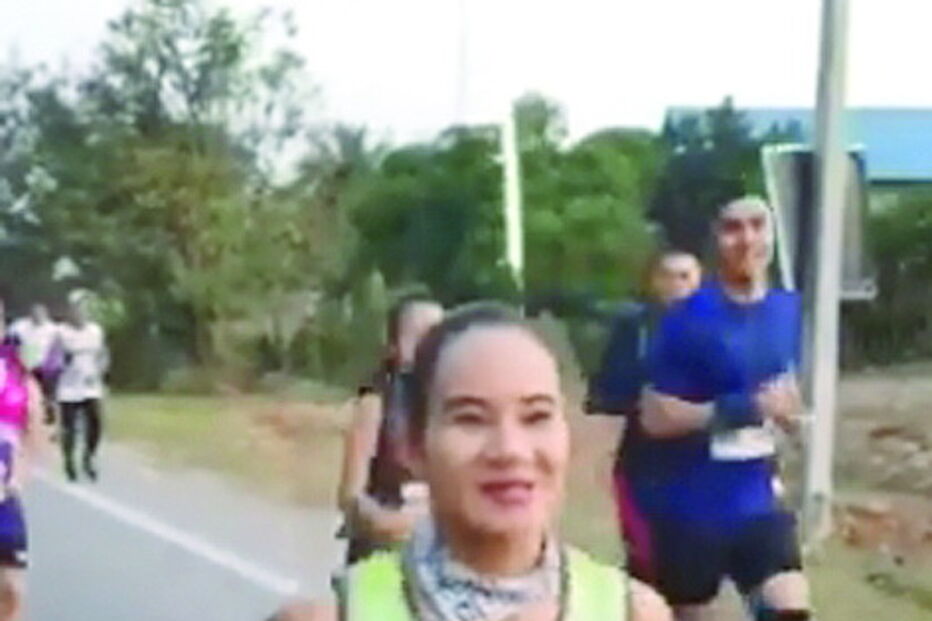 Carrega cachorro perdido e faz maratona a dois