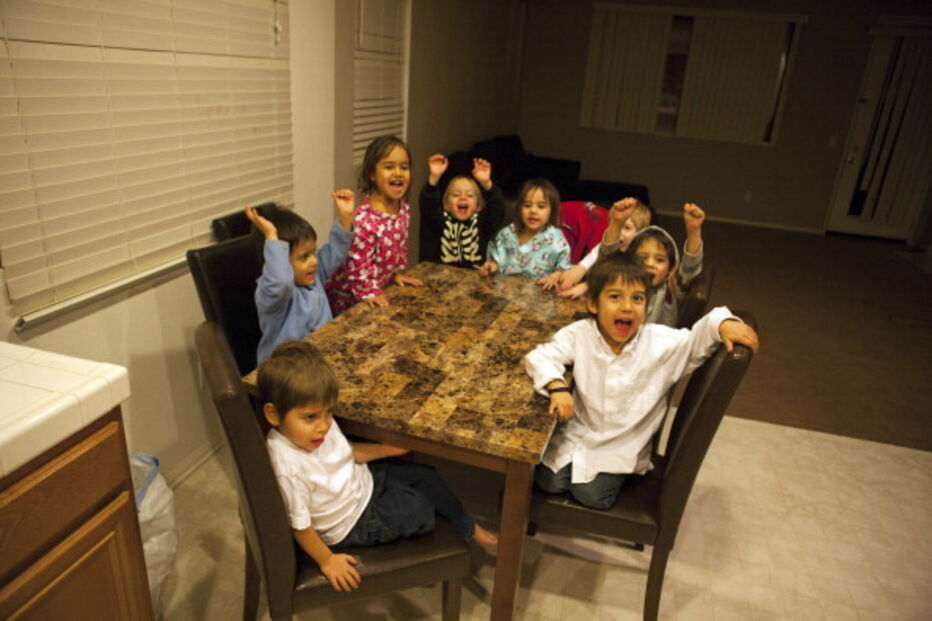 Mãe que deu à luz oito bebés revela que virou estrela porno para fazer dinheiro