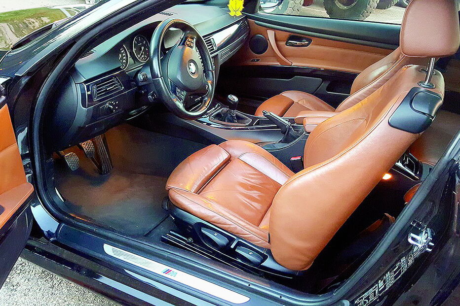 Assaltantes desmontaram e furtaram a consola central de BMW que inclui GPS, autorrádio e outros equipamentos 