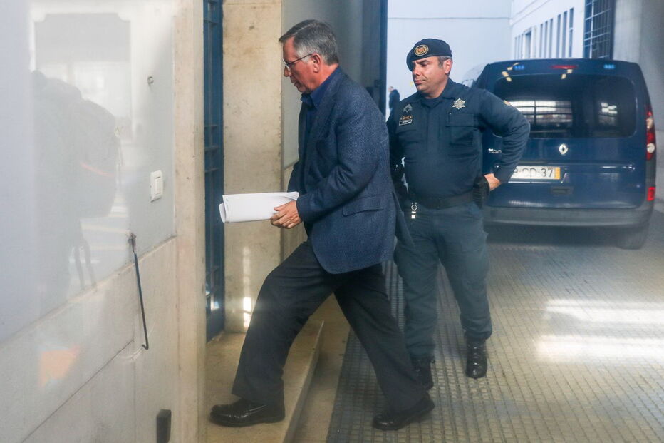 Armando Vara chega algemado ao tribunal 