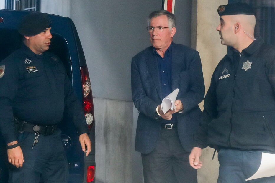 Armando Vara chega algemado ao tribunal 