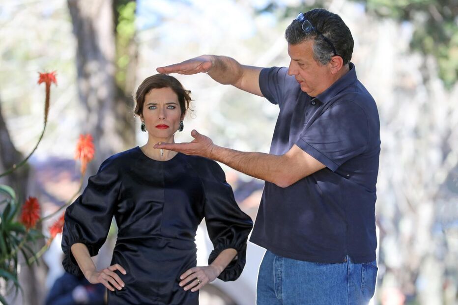 Anabela Teixeira com o realizador Jorge Queiroga na gravação da novela 'Alguém Perdeu', da CMTV