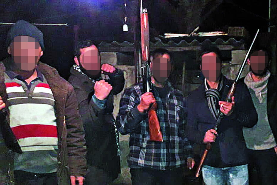 Grupo apanhado a exibir armas no Facebook