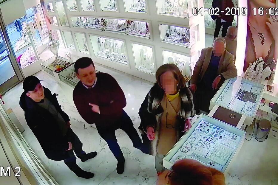 Dois dos suspeitos no interior da ourivesaria 