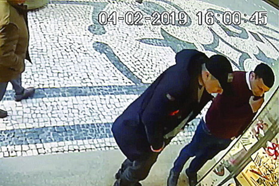 Ladrões pararam junto à montra, no exterior, antes de efetuarem o furto 